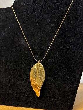 Leaf Pendant Necklace | Gold-toned